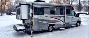 winter-camping-skiing